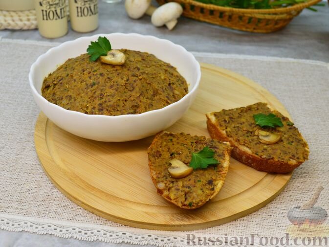 фасоль, шампиньоны, лук репчатый, морковь, чеснок, масло растительное, зелень петрушки, соль, перец чёрный молотый