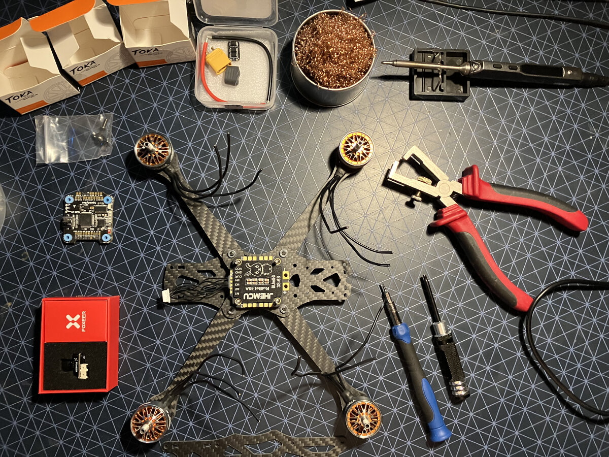 Постановочное фото. В жизни никто так инструменты не раскладывает. И регуль джемчуууууу.