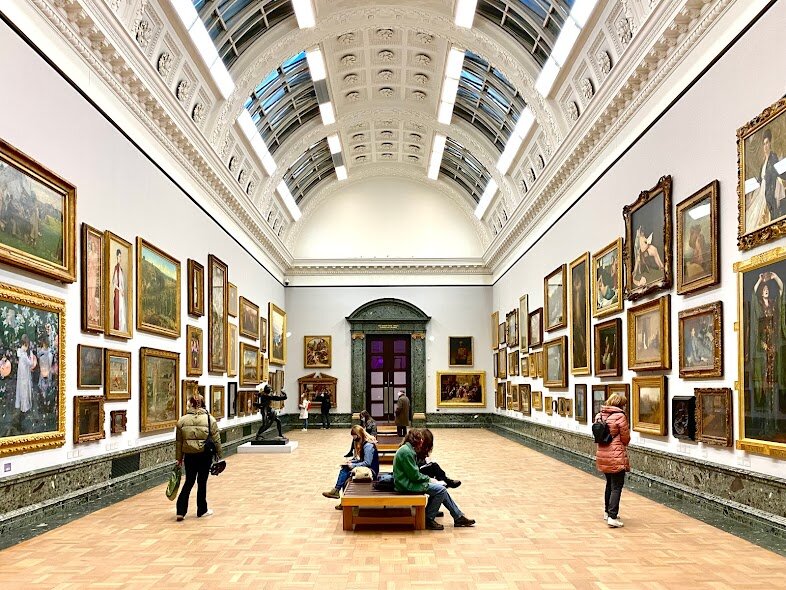 Tate Britain была основана промышленником сэром Генри Тейтом. Ныне часть группы музеев Тейт.