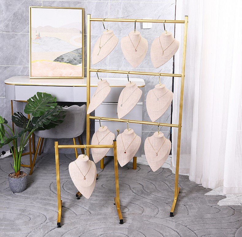 Вариант выкладки украшений в  офлайн магазине