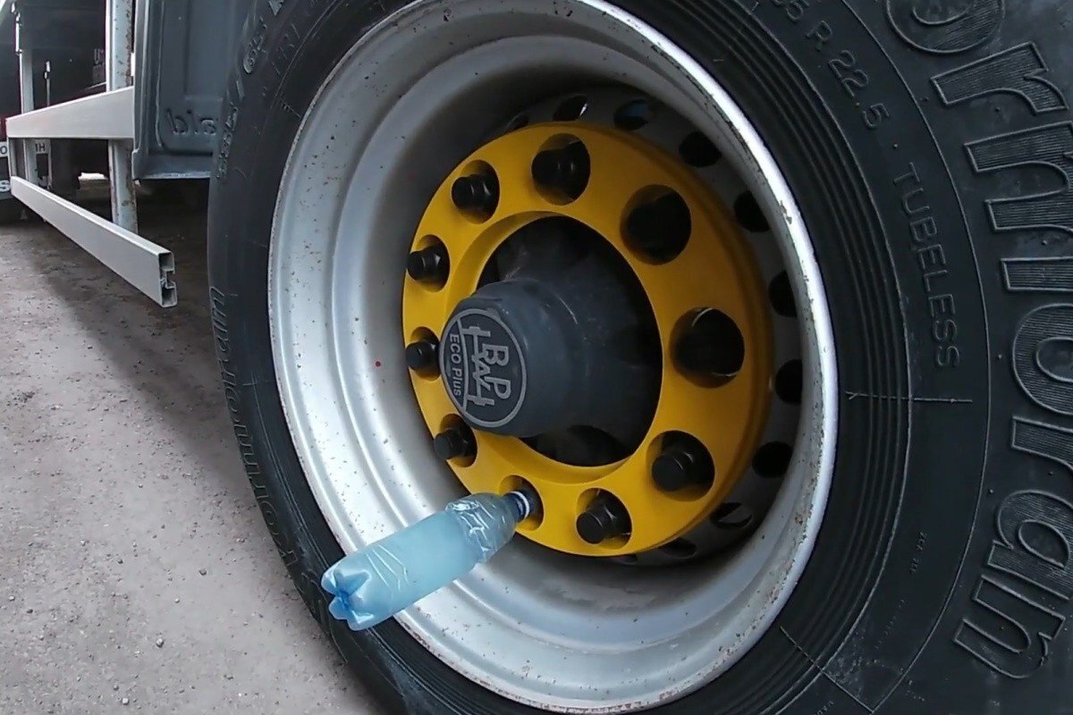 Пластиковые бутылки на колесах грузовиков. Зачем дальнобойщики надевают бутылки на колеса. Зачем дальнобойщики надевают бутылки на колеса. Колесо пластиковых бутылок. Зачем дальнобойщики надевают бутылки на колеса.