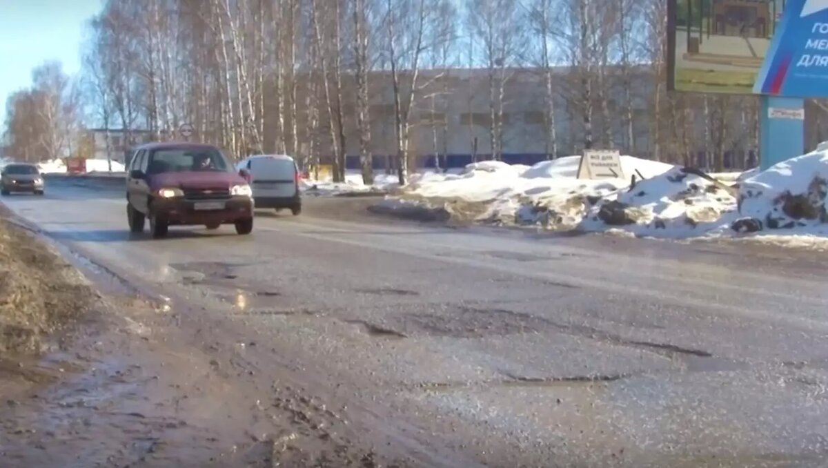     В Можге улицу маршала Фалалеева расширят до трех полос. С каждой стороны дороги появятся пешеходные тротуары, новые остановочные площадки и освещение.