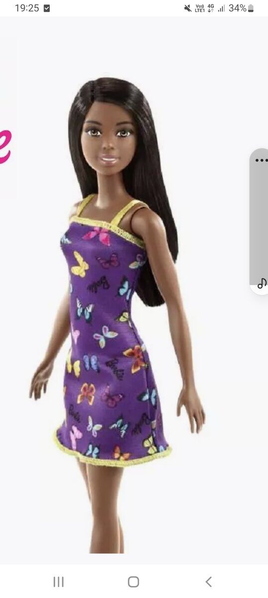 Наряд максимально простой. Но я люблю видеть логотип Barbie на одежде/аксессуарах. На ножках желтые босоножки.