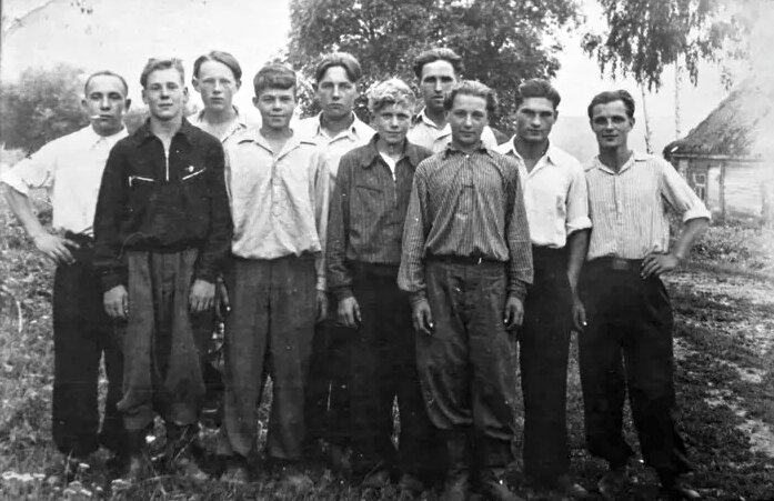Многие из этих деревенских парней уже в 1950-ые выглядели вполне достойно, а через десяток лет приобретут ещё большую стильность. Фото из открытых источников.