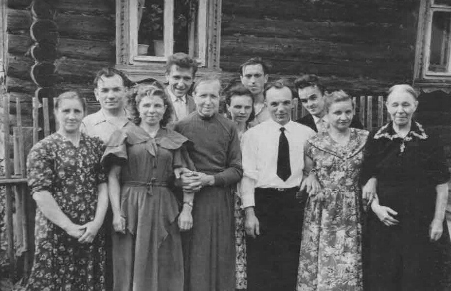 Тут собралось сразу несколько деревенских поколений. Фото из личного архива автора.