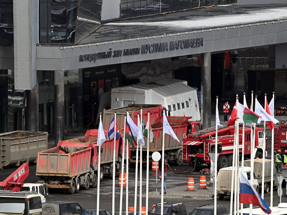 Спецтехника у здания концертного зала "Крокус Сити Холл", где произошла стрельба и начался пожар© РИА Новости / Сергей Бобылев