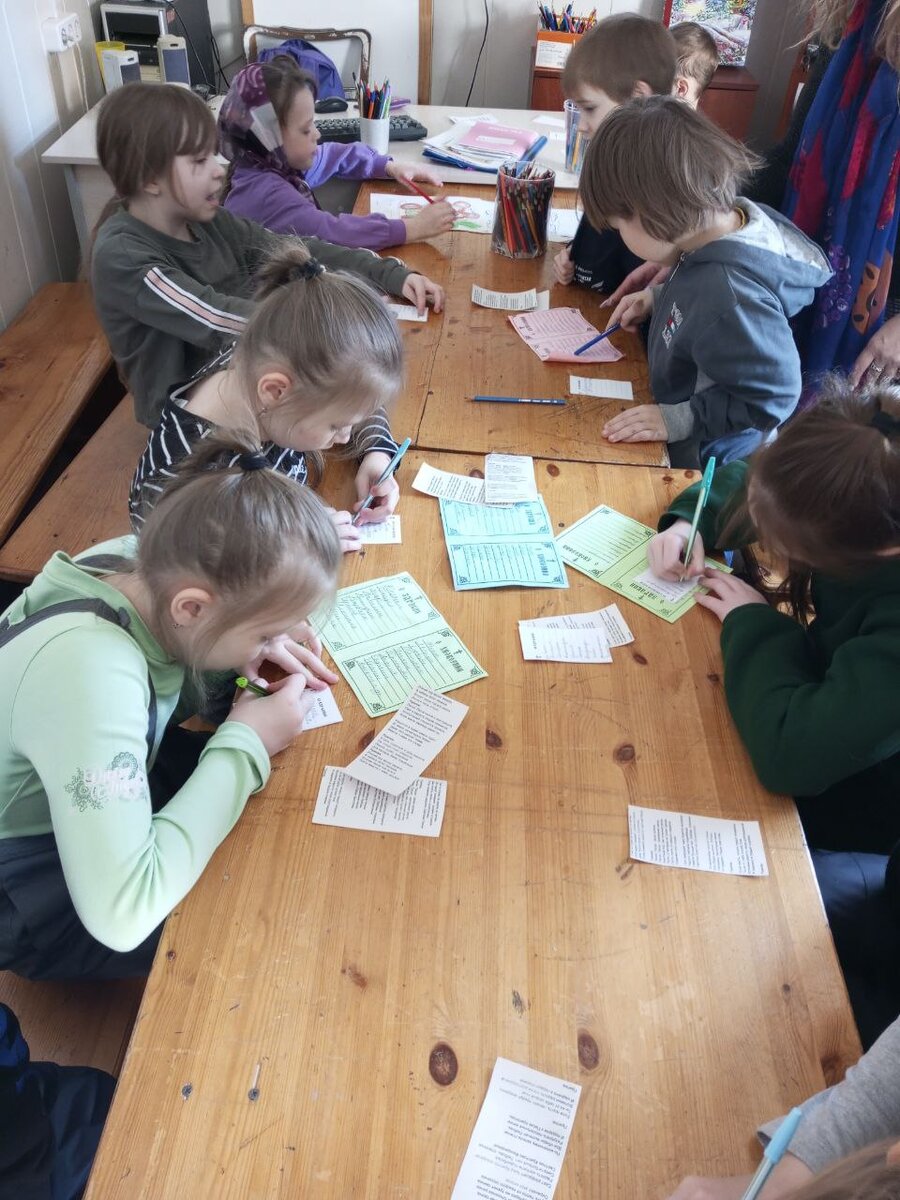 Ребята пишут записки на Литургию