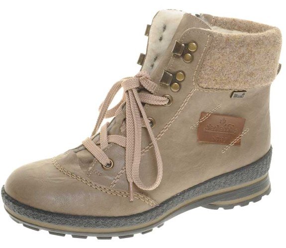 Примерка обуви. Женщина в туфлях. Много женской обуви. Обувь для женщин. Выбор ботинок.