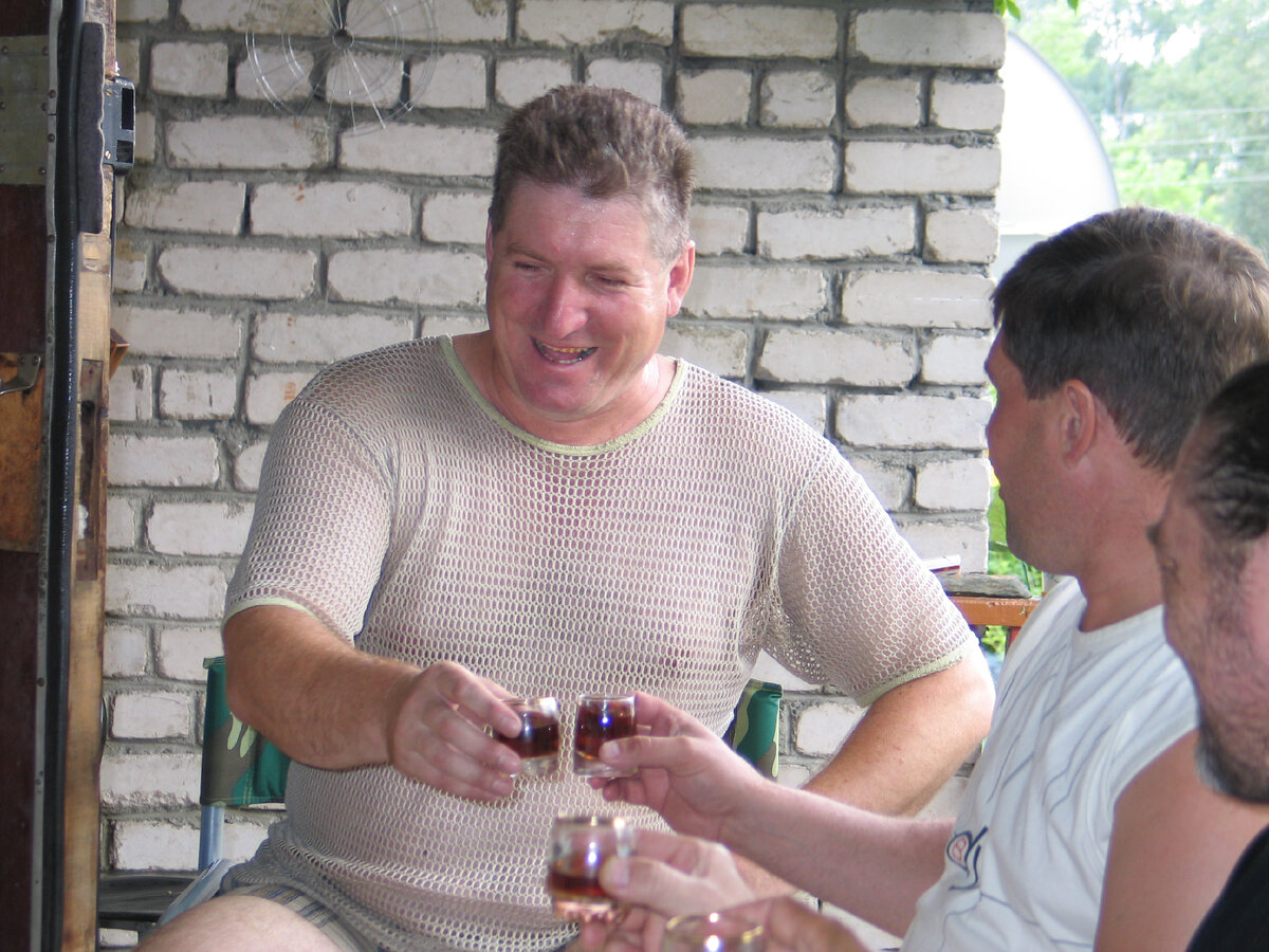 Юра Лукьянов..... Добрый и светлый человек. Справа Игорь Серов и Миша Буданов.