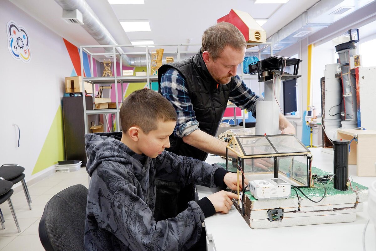 Необычный стол дизайнерский. Как сделать уникально. Уникальн е торговое предложение. Как сделать уникально. Странные места.