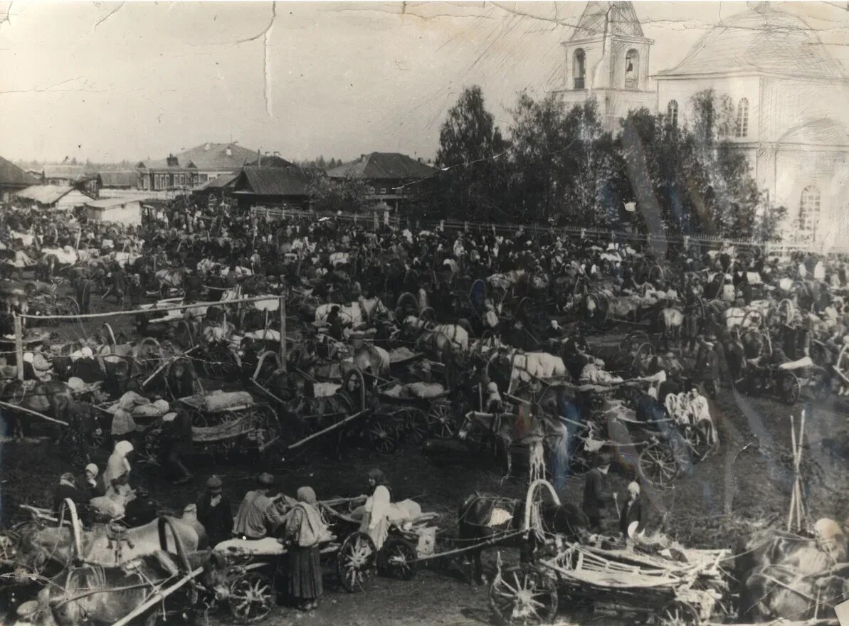 Фото из открытых источников. Ярмарка на Базарной площади в Большой Мурте, 1926г.