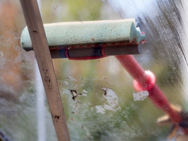 Моем теплицу как окна в доме, теми же приспособлениями. 