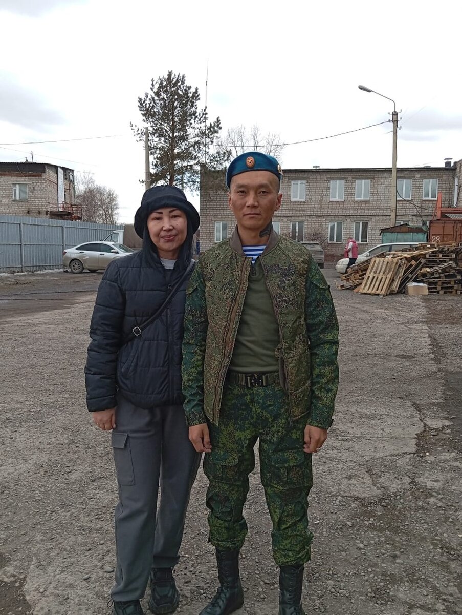 Саян с супругой Джамилей приехали в родное село навестить родных и знакомых...