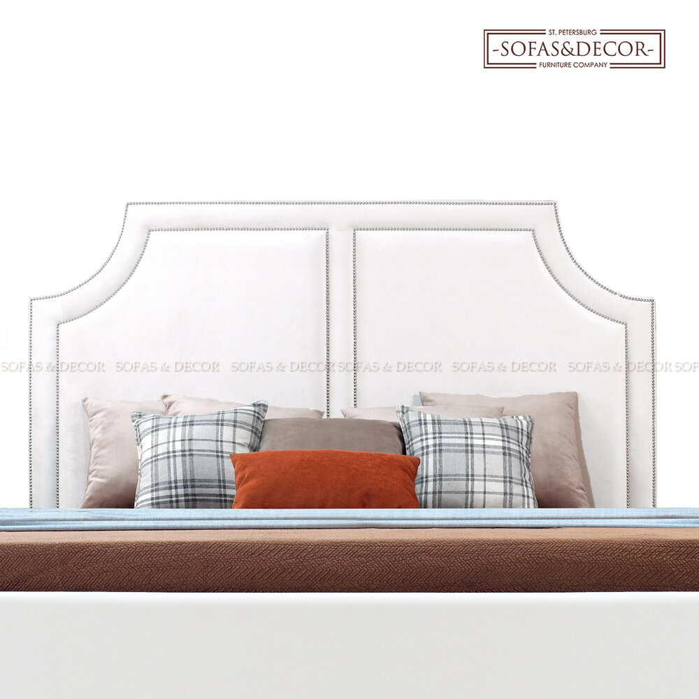 Двуспальная кровать в обивке из белого велюра