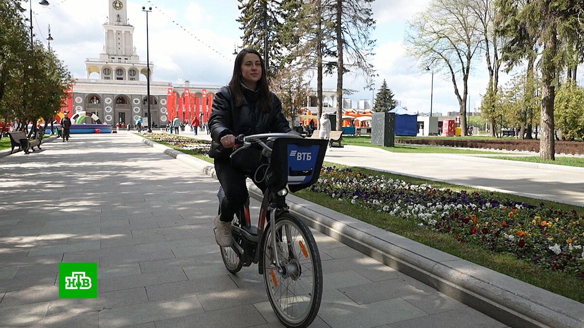 [ Смотреть видео на сайте НТВ ] Прокат электросамокатов и велосипедов заработал в Москве, для горожан и гостей столицы подготовили свыше 71 тысяч единиц транспорта.