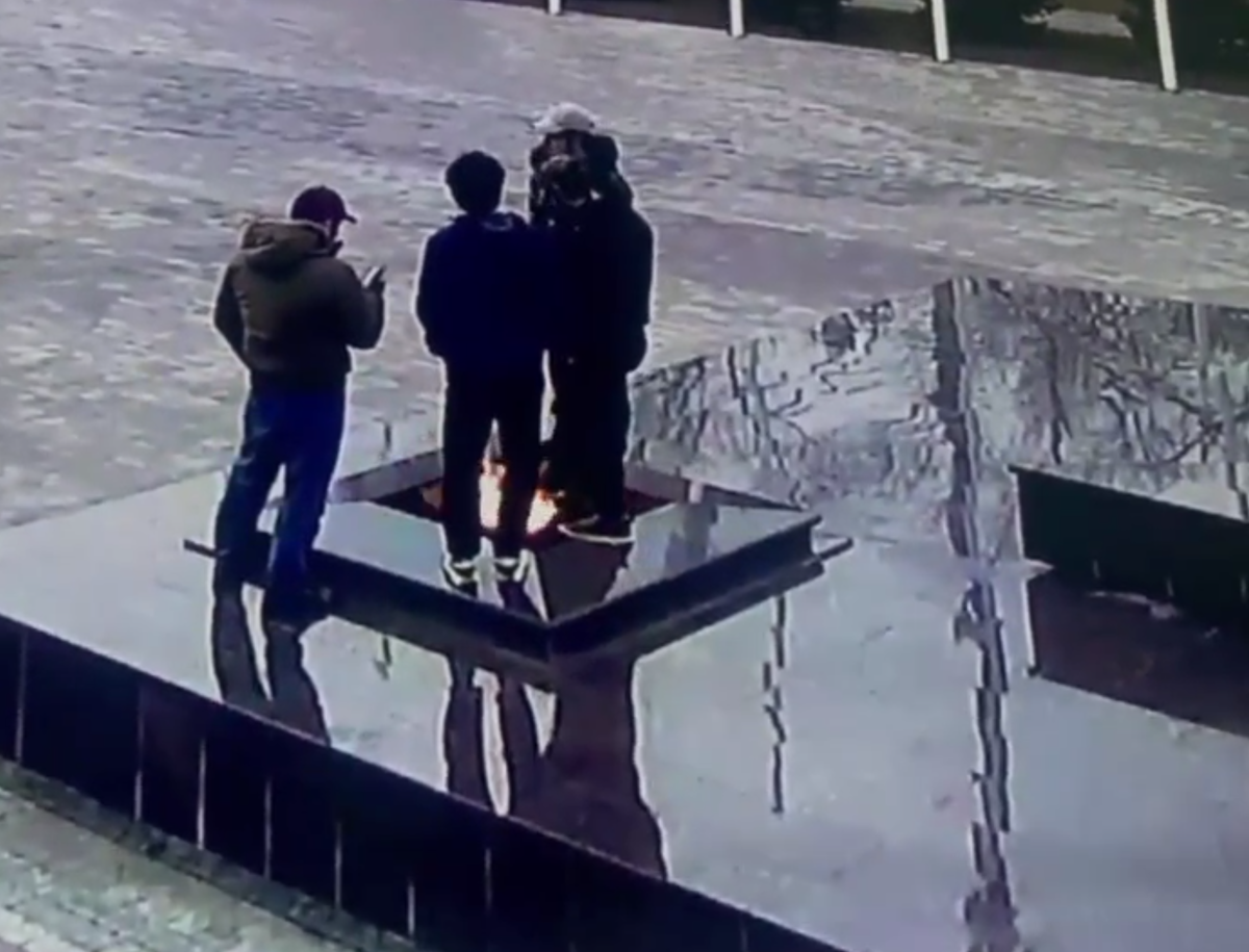 Четверо мигрантов, среди которых могли быть несовершеннолетние, попытались потушить ногами Вечный огонь в городе Невинномысске. Молодые люди собрались на мемориале воинской славы.-1-2