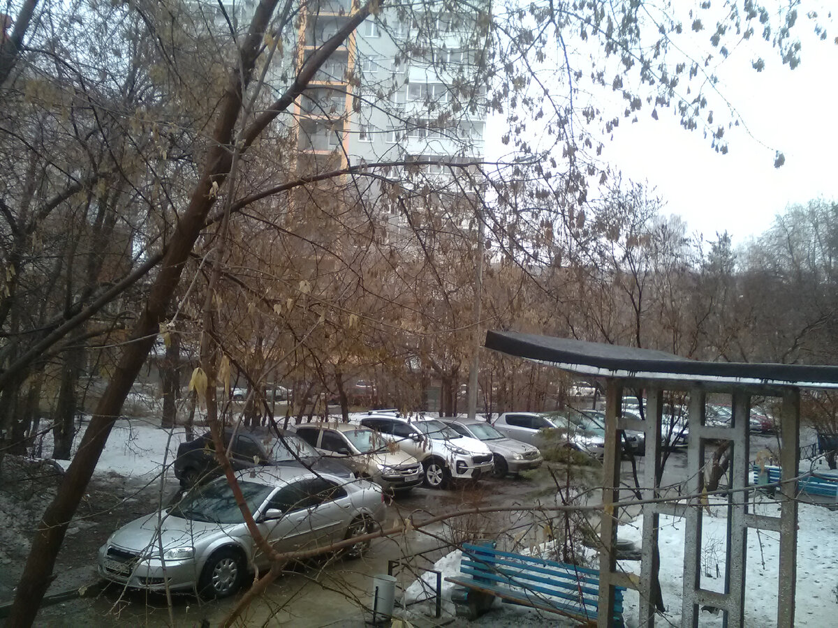 Машины во дворе. Многовато будет!