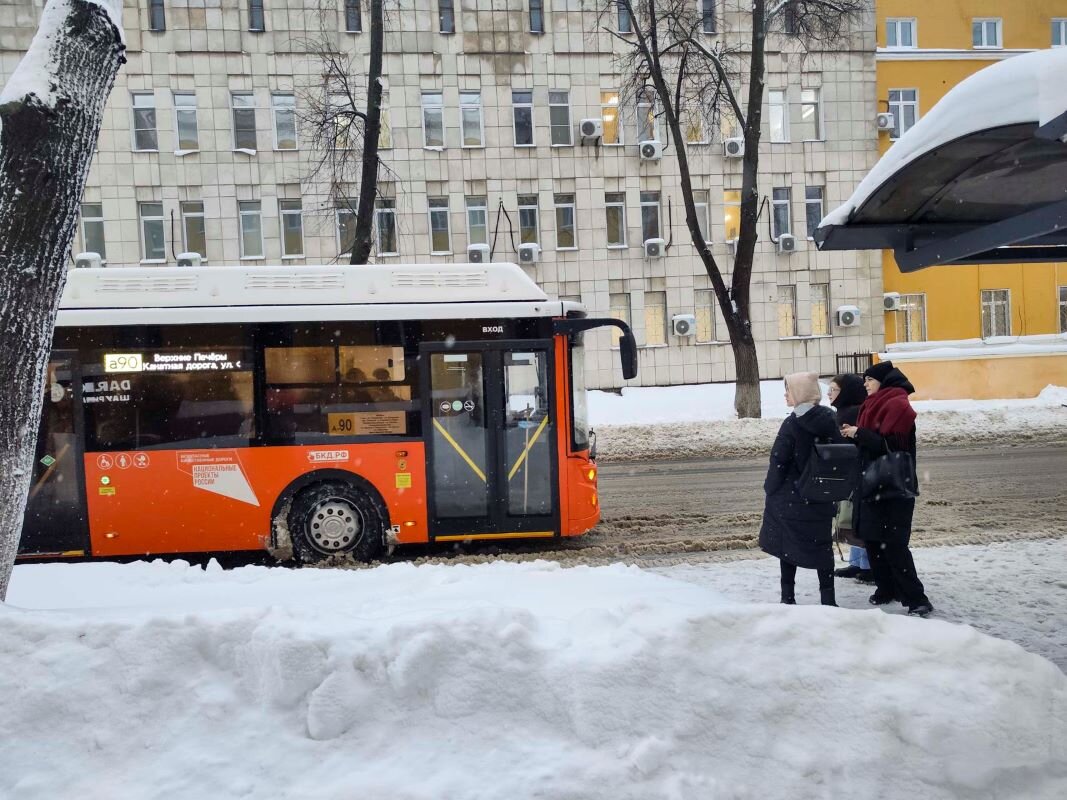 В Югре подростки-вандалы разгромили автобусы на 270 тысяч рублей | УРАЛИТИ  | Дзен