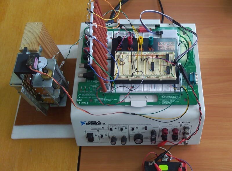 На фото: измерительный стенд, который передает данные на компьютер