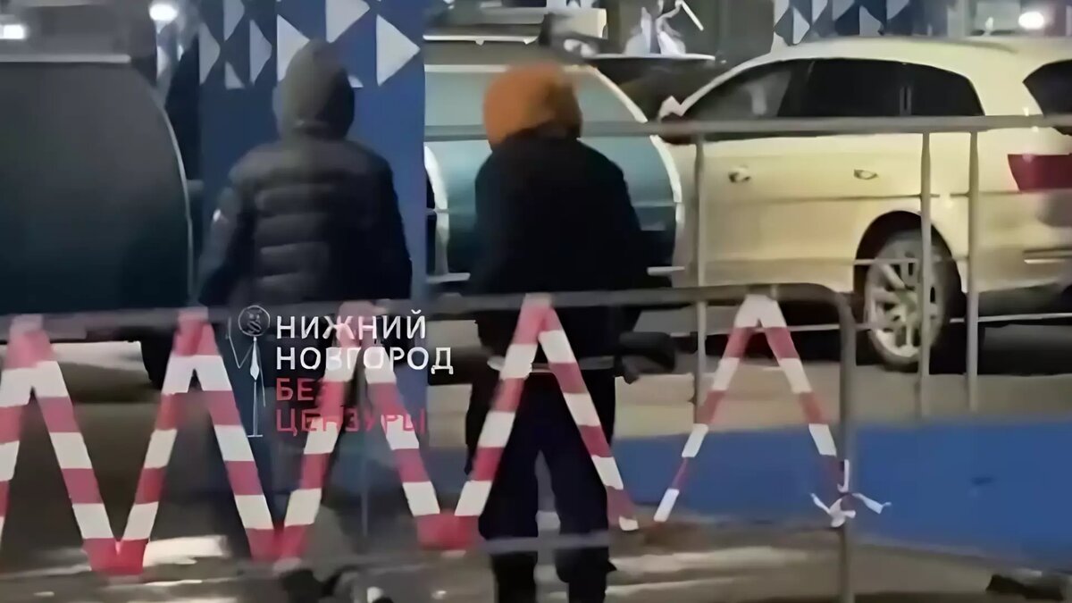     Двух школьников в черных балаклавах и с игрушечным автоматом заметили, предположительно, в нижегородском ТЦ «Фантастика». Видеозапись с детьми опубликована в Telegram-канале «Нижний Новгород БЕЗ ЦЕНЗУРЫ».