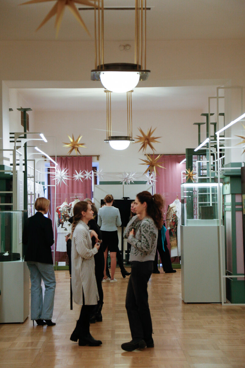 На выставке «Фантастическая реальность» в Зеленом фойе Музея МХАТ