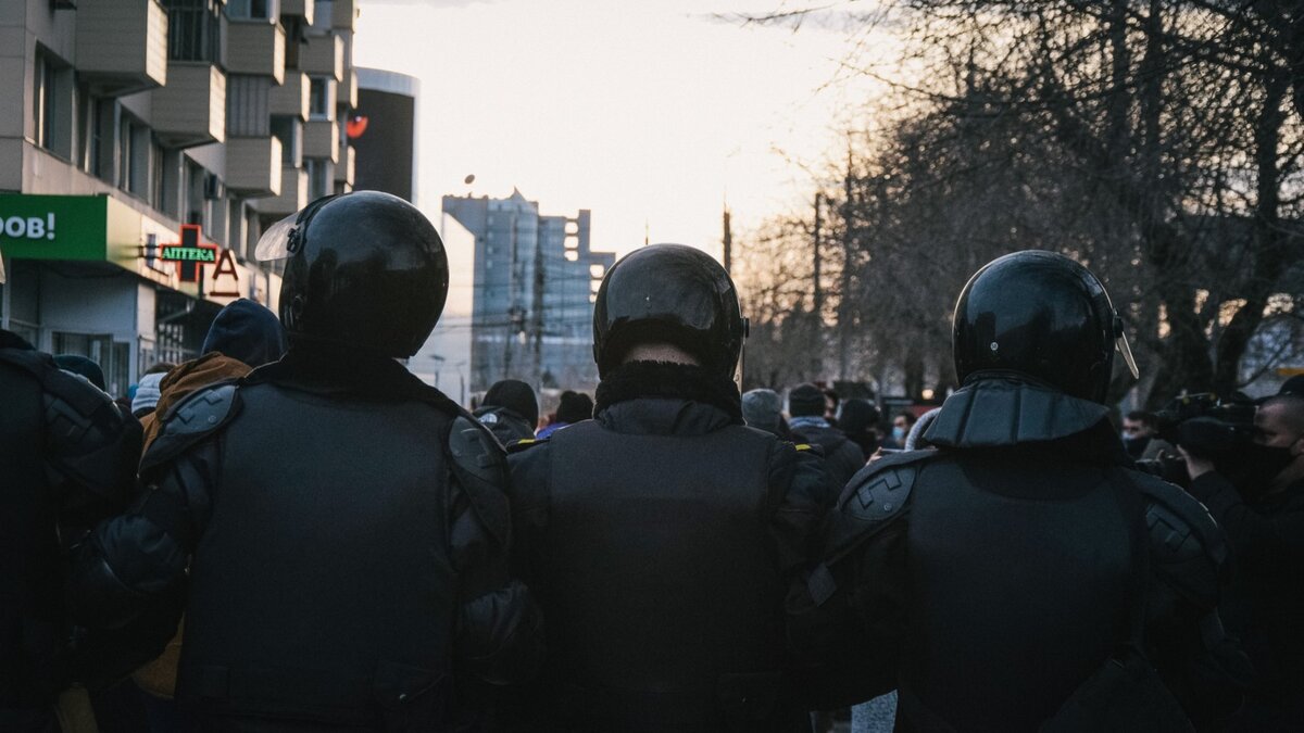     На Алеутской жители заметили брошенный портфель. В связи с последними событиями предмет вызвал панику у горожан.