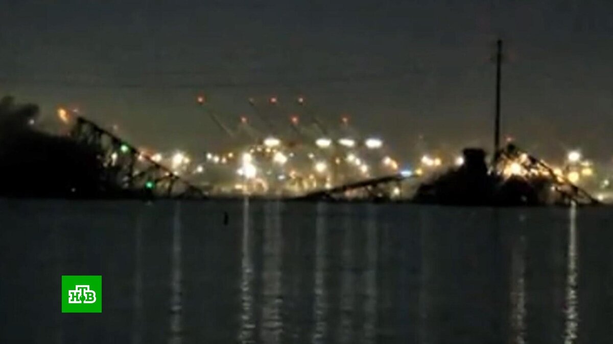 [ Смотреть видео на сайте НТВ ] Как минимум семь человек могут находиться в воде после обрушения автомобильного моста в городе Балтимор в США.