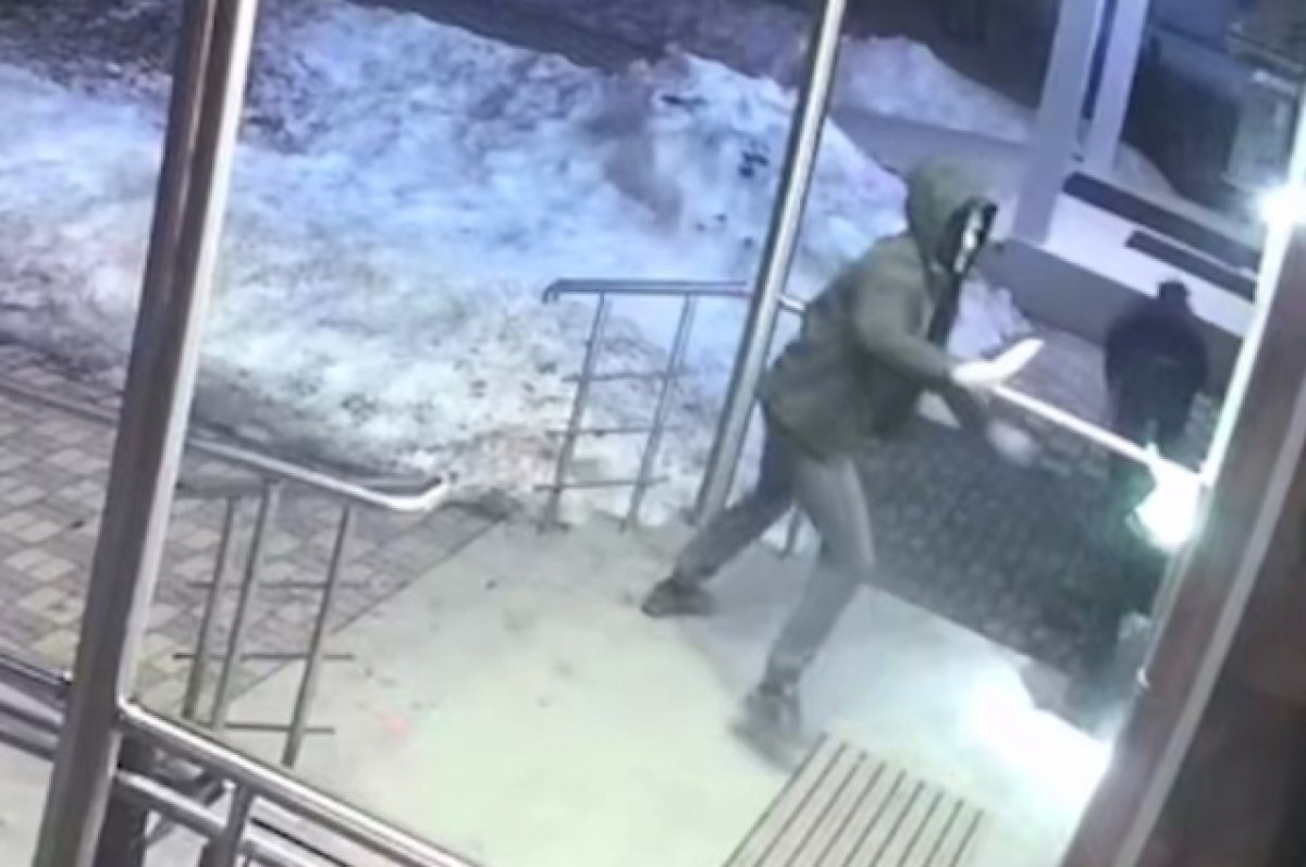    СК: житель Подмосковья напал с ножом на двух иностранцев из неприязни