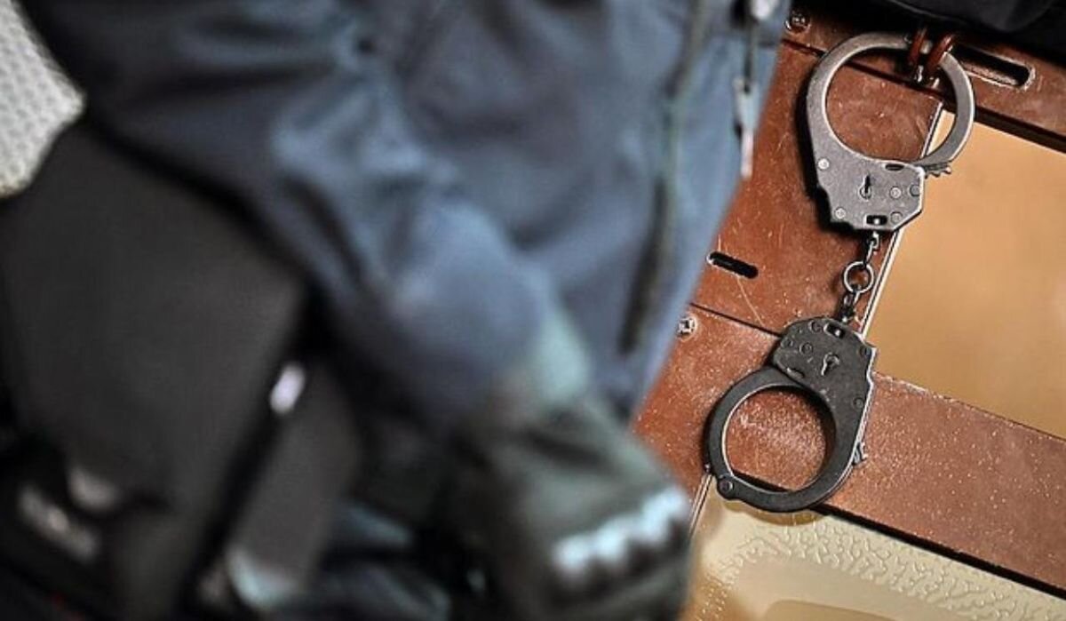     Правоохранитель и наручники. Источник: lenta.ru Автор фото: Александр Миридонов