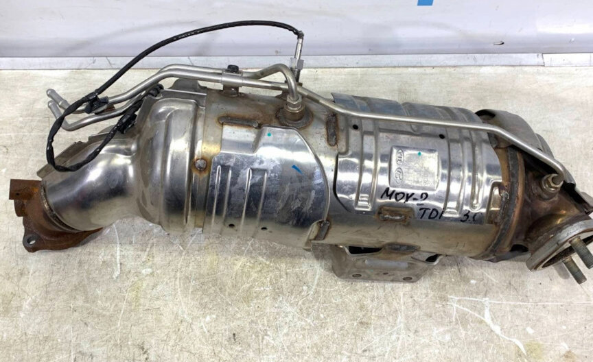 Внутри корпуса находится два керамических модуля. Первый — это катализатор, а второй — сажевый фильтр (DPF фильтр). Трубочки, которые выходят из корпуса, идут к датчикам давления. Как только фильтр забивается, начинается его прожиг (регенерация). В этот момент за машиной клубы дыма, как за паровозом. Если машина стоит на парковке, то лучше поднять обороты, нажав на педаль газа, чтобы облегчить и ускорить процесс регенерации. Он должен завершиться в течение 5 - 10 минут.