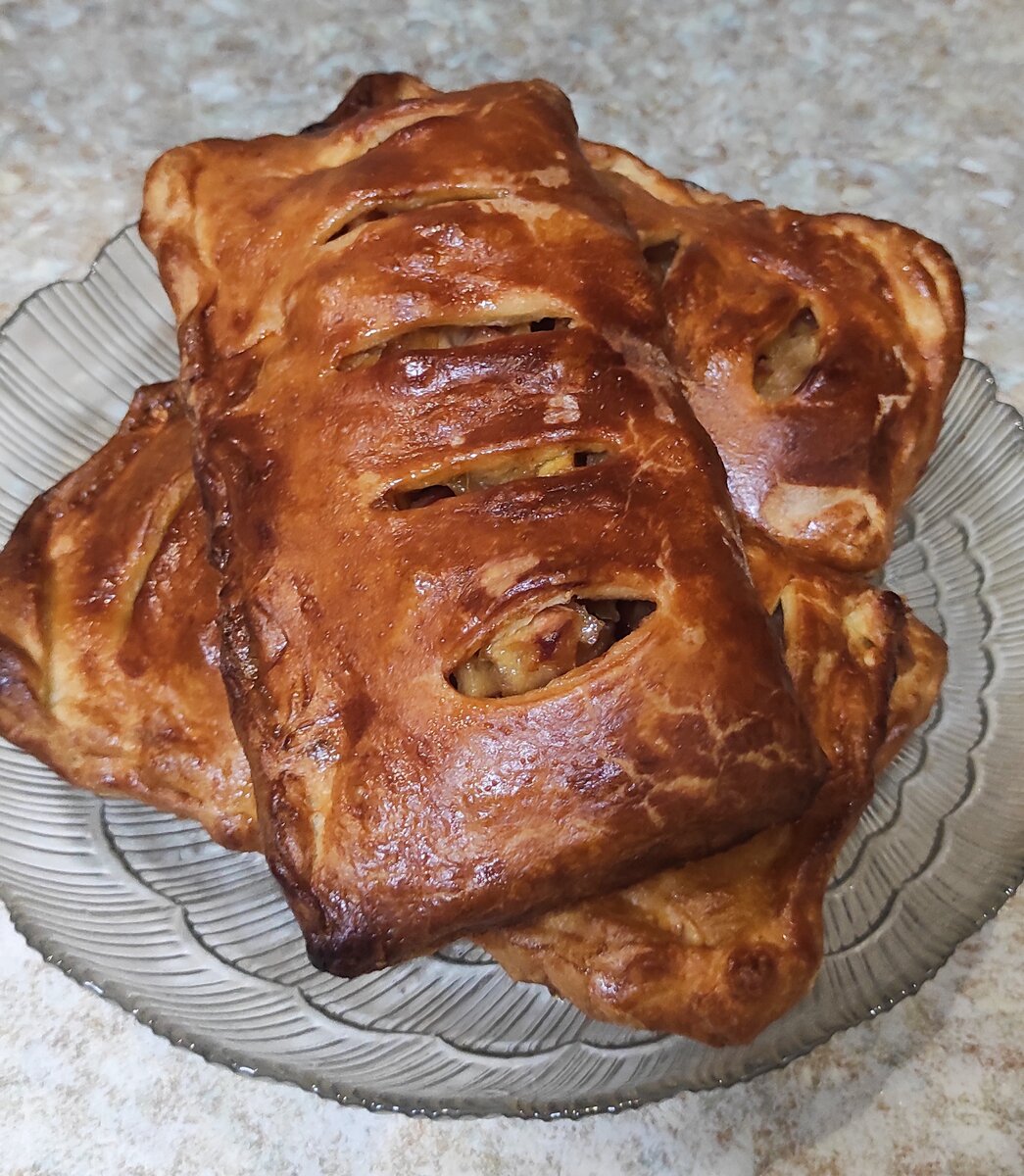 Слойки с яблоками