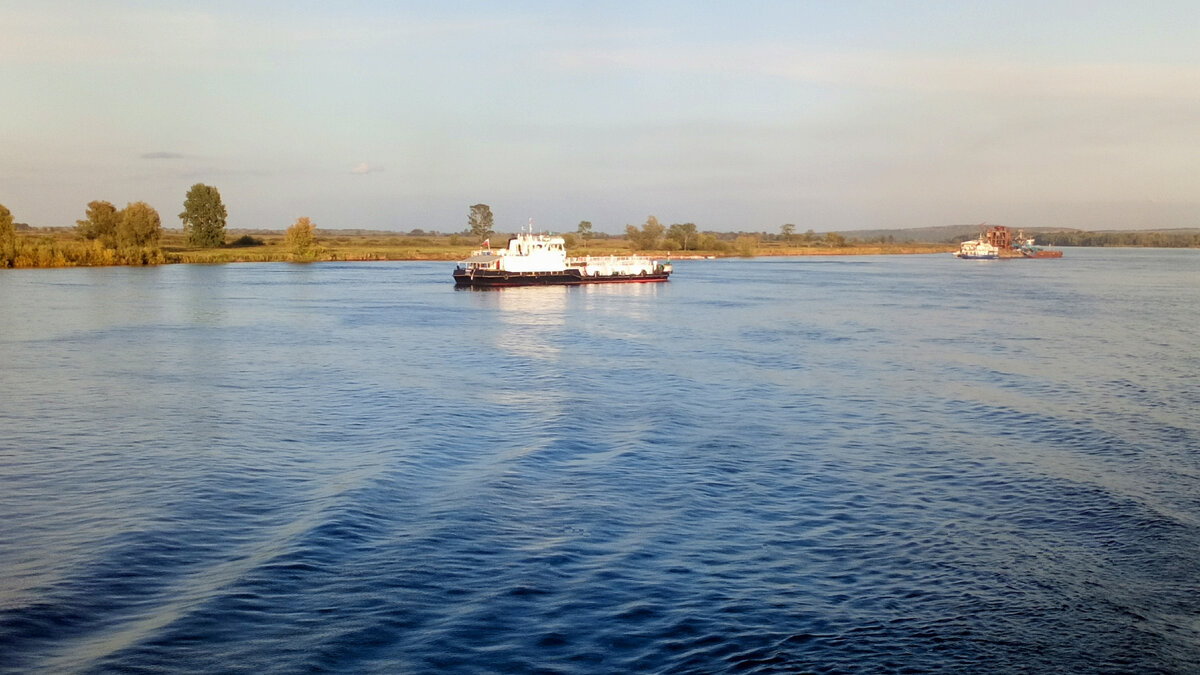 Во время движения теплохода. Мимо проплывает какая-то баржа..