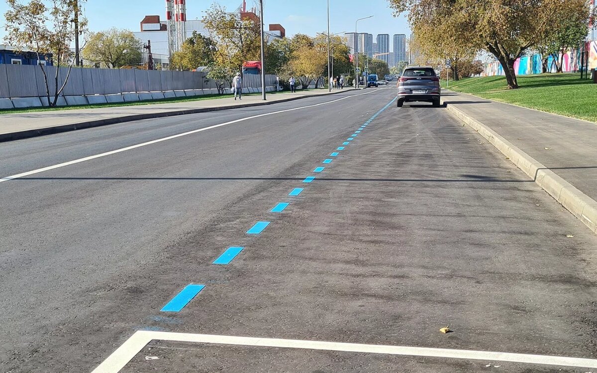 Что означает голубая разметка в москве. Синяя разметка на парковке. Голубая разметка на дороге. Новая разметка в Москве. Голубая разметка парковки.