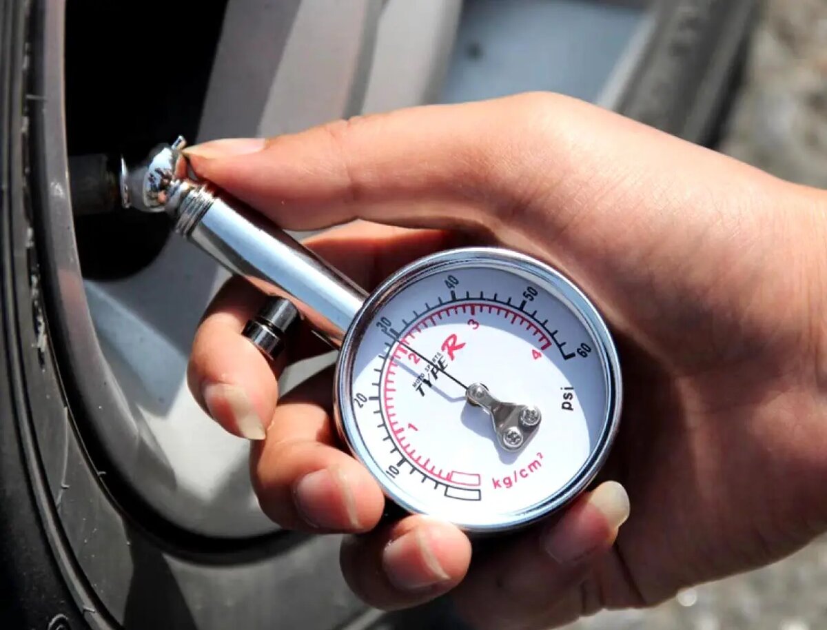 Давление передних колес. Манометр автомобильный Tire Pressure Gauge. Манометр проверки давления воздуха в колесах. Давление 2 2 в шинах на манометре. Давление в автомобильном колесе.