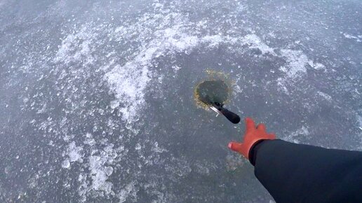 Глубина 1 метр! Эти РЫБИНЫ утаскивают удочки под лëд! Рыбалка на карася весной со льда