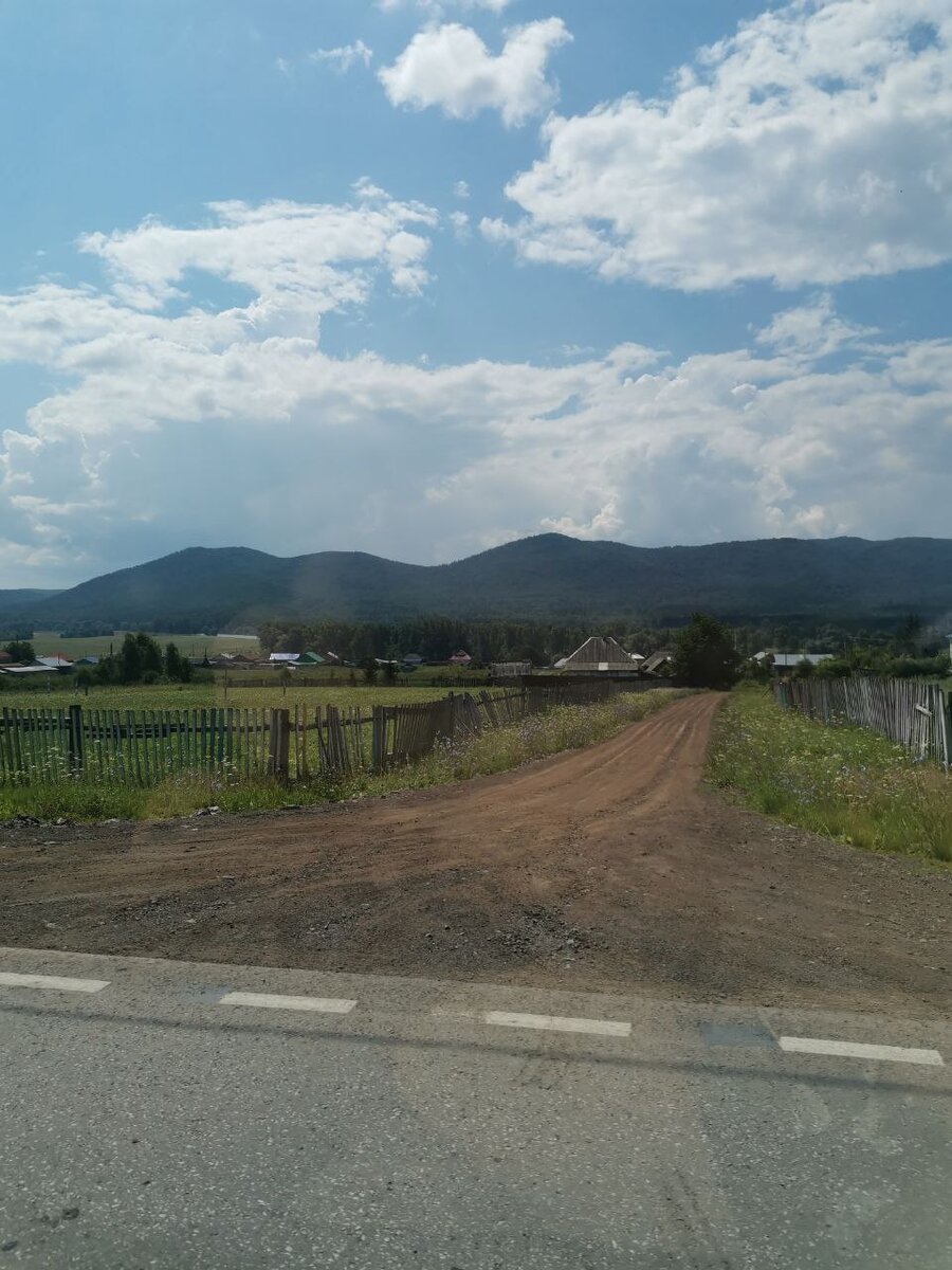 В Мясогутово добрый человек угостил нас вкусными лесными ягодами.