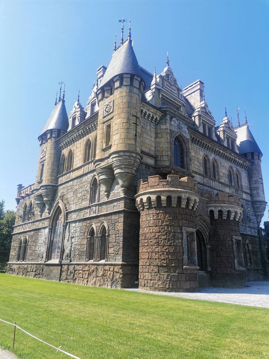 Замок Грибальди - целый туристический комплекс со свободным входом на его территорию.