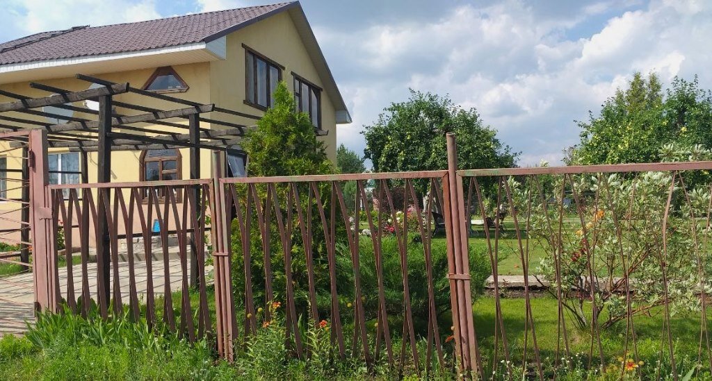  В первую очередь забор обозначает границы участка. Фото автора