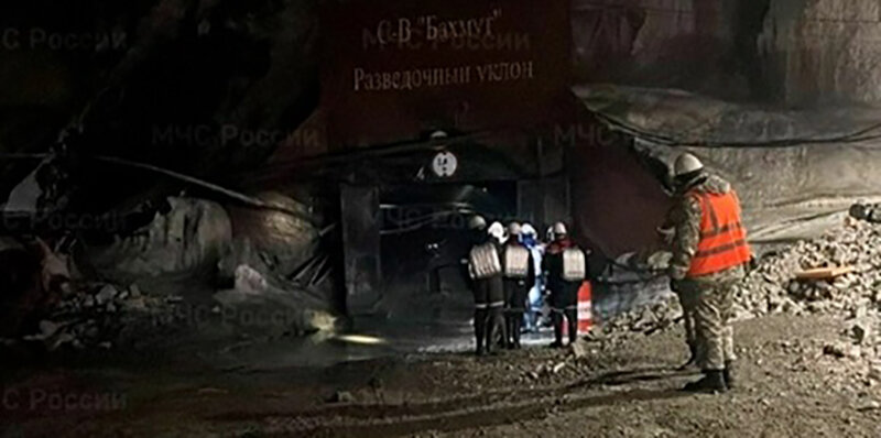    Спасатели спускаются в шахту "Пионер". Фото: МЧС России