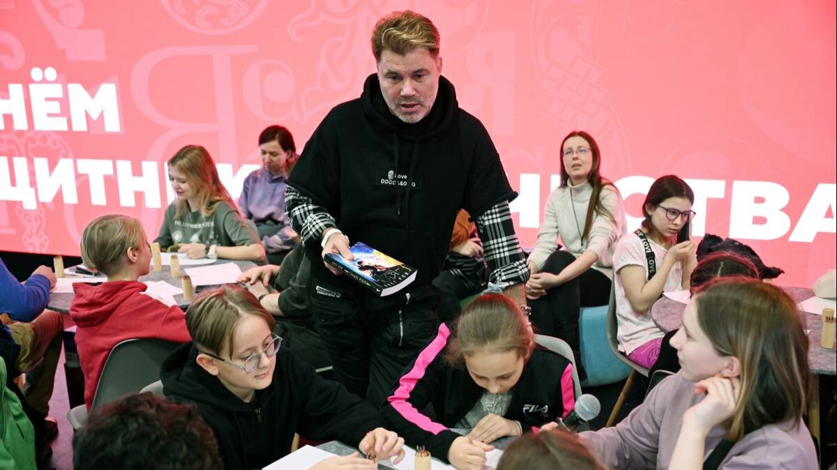    Международная выставка-форум «Россия». В павильоне «Семья. Работа. Долголетие» проходит встреча с писателем Олегом Роем и презентация книги «Тени Донбасса: Маленькие истории большой войны» / Фото: Павел Бедняков / РИА Новости