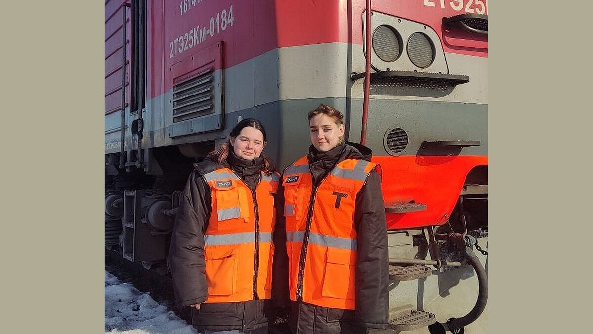 Девушки из Новомосковска стали первыми помощниками машиниста грузового  тепловоза | Вести Тула | Дзен