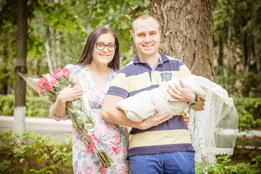 МАША И АНДРЕЙ С НОВОРОЖДЕННЫМ СЫНОМ НА РУКАХ. ФОТО: ЛИЧНЫЙ АРХИВ МАРИИ КОРЯБКИНОЙ