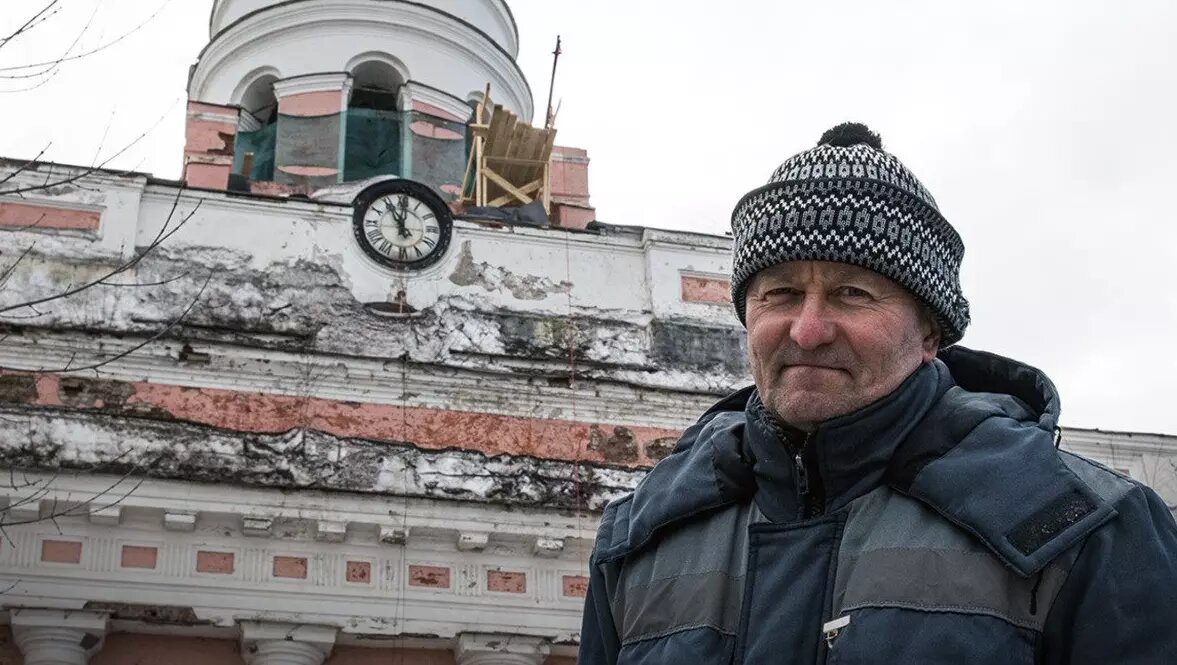     Александр Болтин, слесарь-ремонтник на предприятии АО Концерн «Калашников», будет восстанавливать часы-куранты на башне главного корпуса Ижевского оружейного завода. Это историческое здание является уникальным образцом промышленной архитектуры.