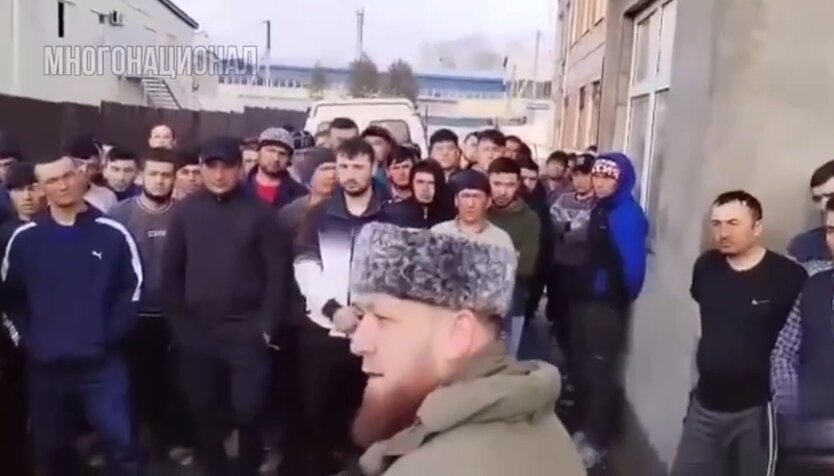 Пока в обществе продолжаются споры по поводу того, как относиться к мигрантам, обострившиеся на фоне произошедшего 22 марта теракта, "незаменимые специалисты" не дремлют.-3