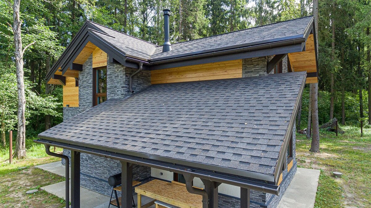 От материала, который вы выберете для крыши, зависят качество гидроизоляции всего кровельного пирога, внешний вид вашего дома и атмосфера внутри него.