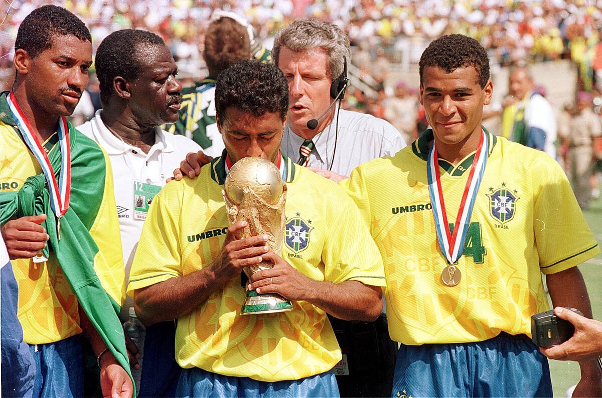 https://photosota.club/uploads/posts/2023-06/1687223560_photosota-club-p-chempionat-mira-po-futbolu-1994-32.jpg