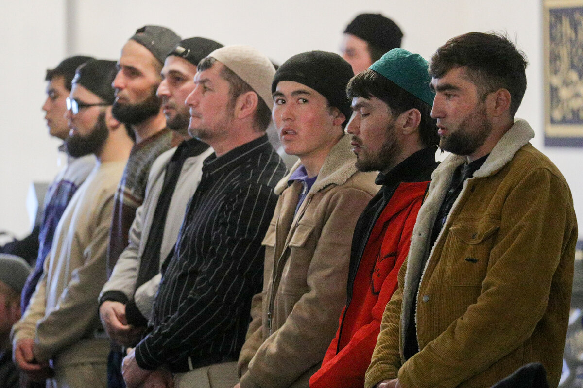 Приезжим посоветовали сидеть дома, пока идут облавы. Тем более, сейчас идет месяц Рамадан - время строгого поста у мусульман. Фото: Bulkin Sergey/news.ru