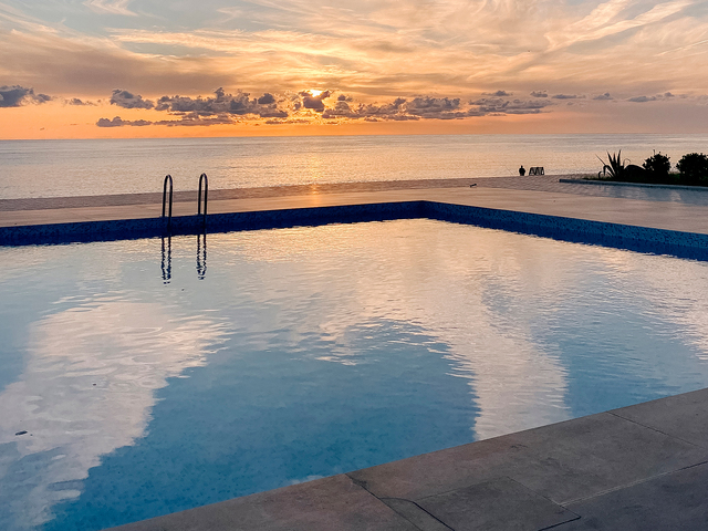 Подогреваемый бассейн с видом на Чёрное море