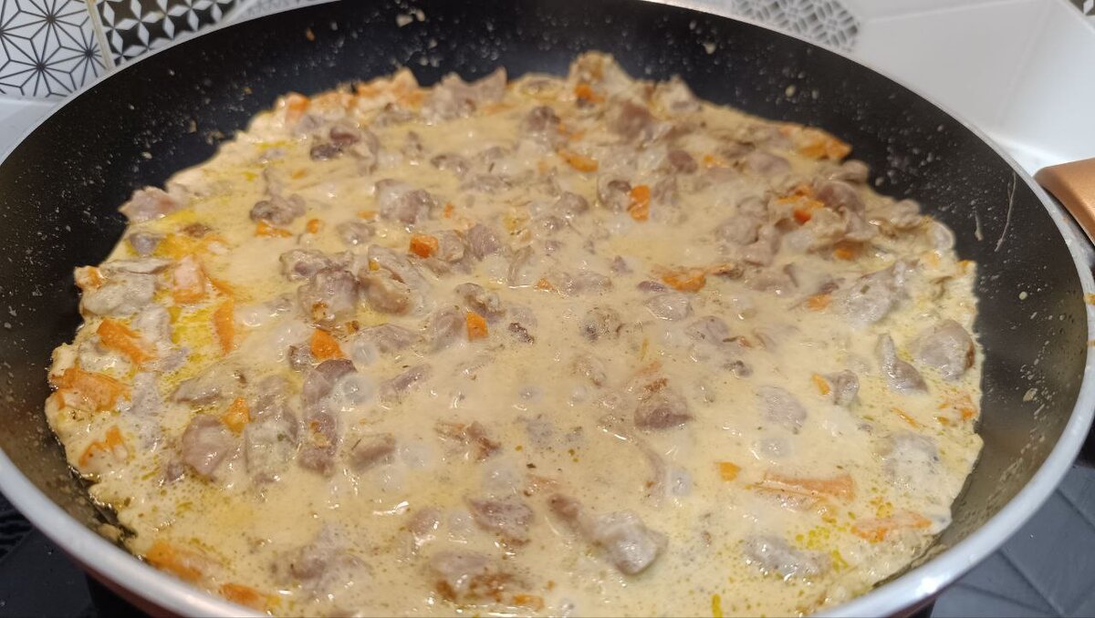 желудки куриные с луком и морковью. желудки куриные с картошкой тушеные в мультиварке. желудочки куриные в сметане. желудки куриные в сметане с морковью. тушеные куриные желудки с овощами.