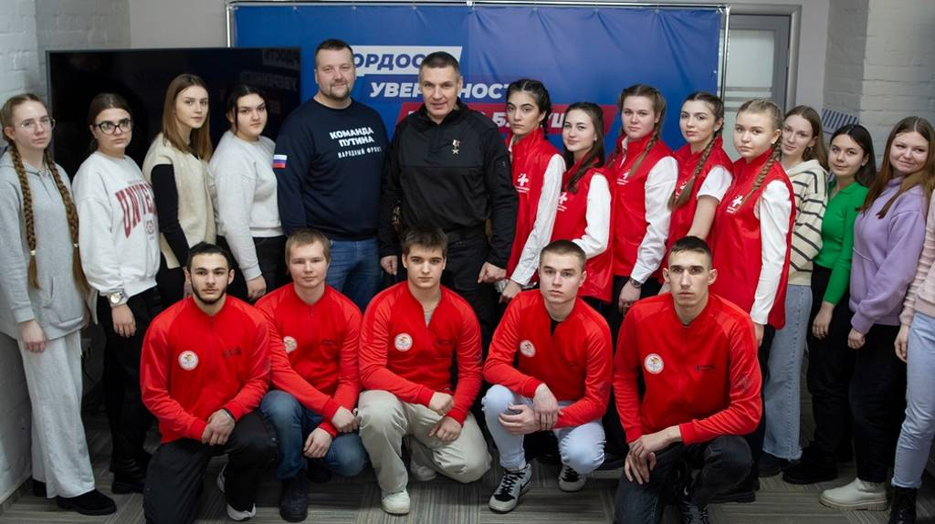 Андрей Фроленков на встрече с брянской молодежью в феврале 2024, уже с медалью Героя России 